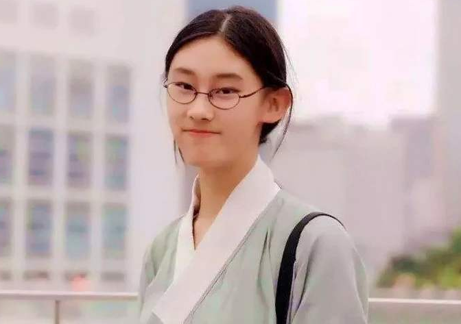 清華才女武亦姝明明能背2000多首詩詞，她究竟會(huì)不會(huì)寫詩？ 