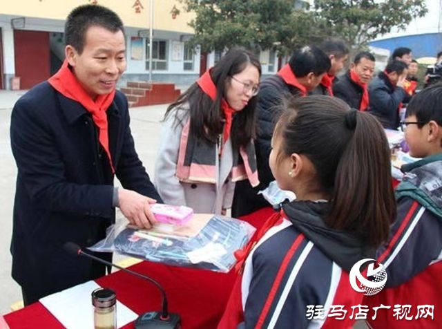 心懷大愛 村支書重獎(jiǎng)優(yōu)秀師生