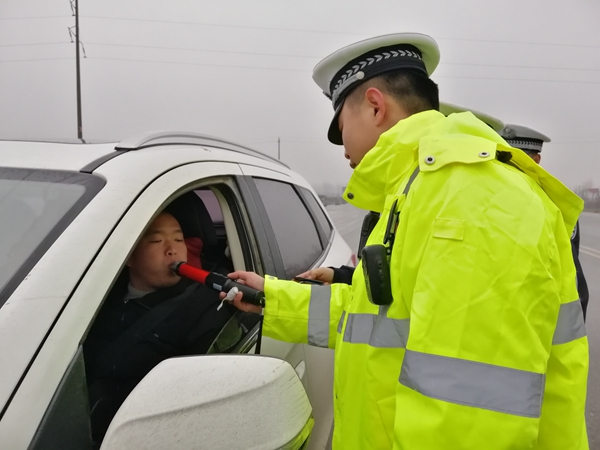 春運首日 駐馬店交警部門重拳打擊交通違法行為