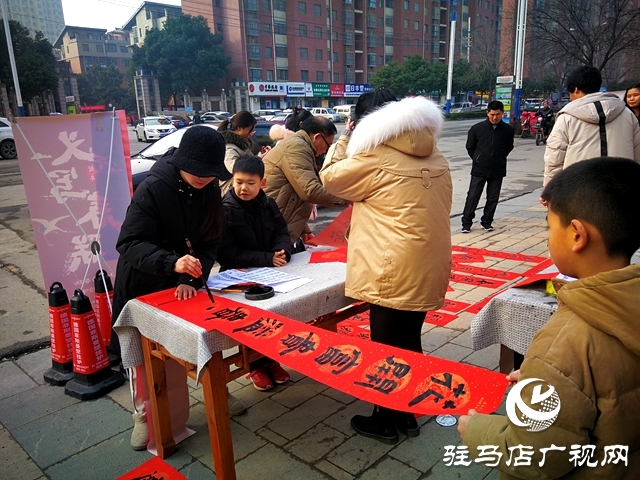 師生義寫春聯(lián) 送“?！边M萬家