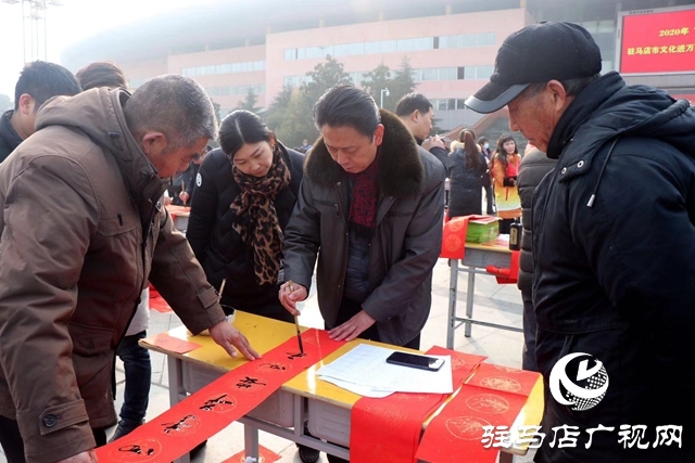 文化進(jìn)萬(wàn)家 春聯(lián)送祝福