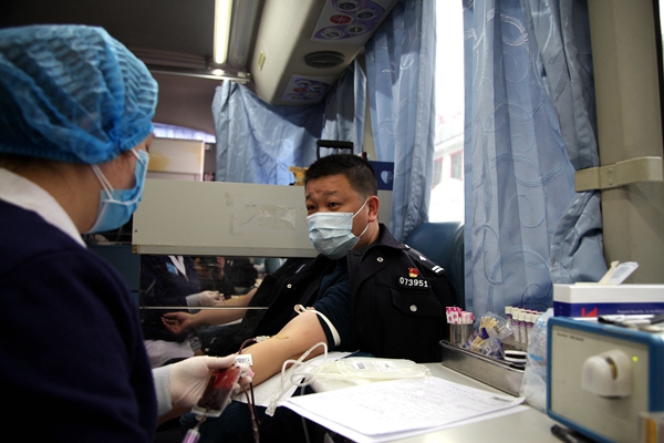 遂平縣公安抗疫一線干警積極參加無(wú)償獻(xiàn)血活動(dòng)