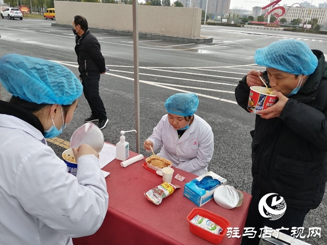獻(xiàn)血救人“疫”不容辭，新蔡縣727人參與無(wú)償獻(xiàn)血