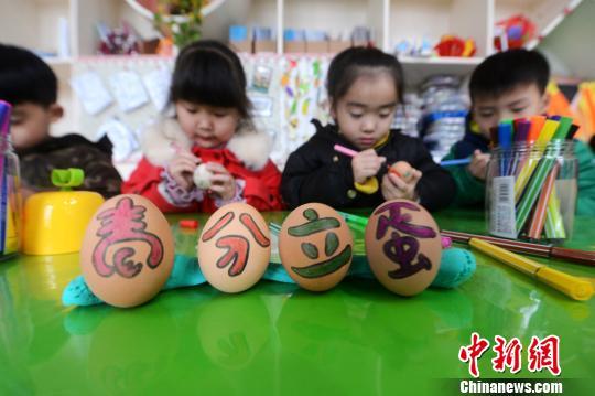 春分習俗知多少？流行“豎蛋”游戲 校對度量衡器具