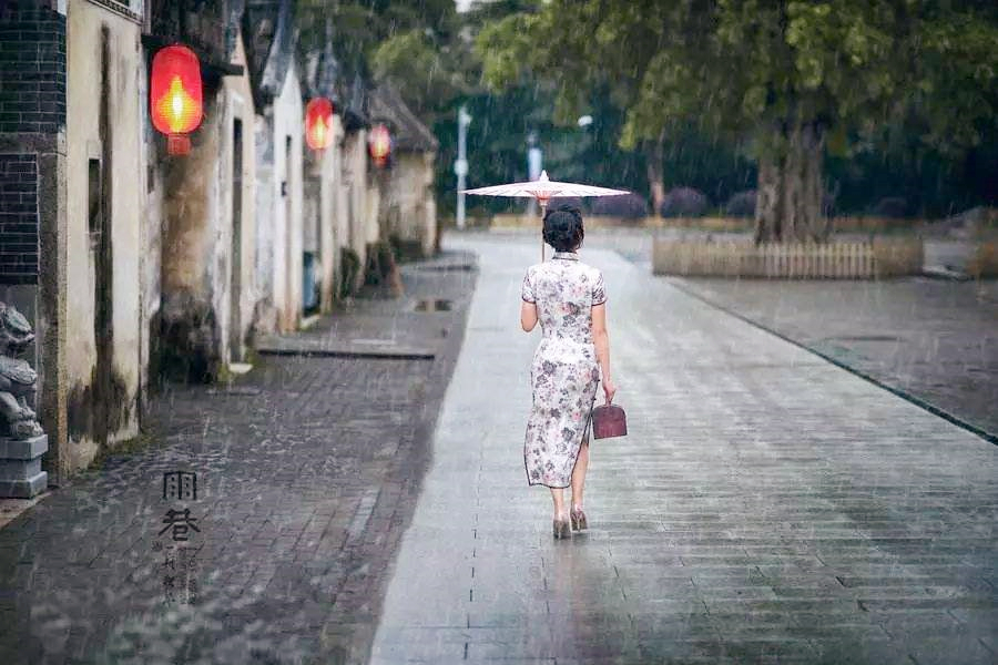 味道：我駕駛著玫瑰的新帆，陶醉于松香和長長的吻里