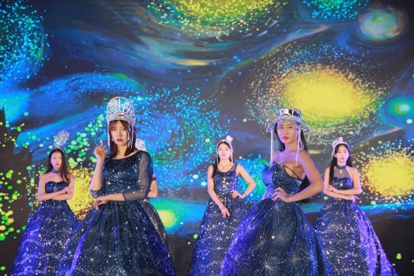 全天中，向上看！中原第一天幕簽約儀式圓滿禮成！