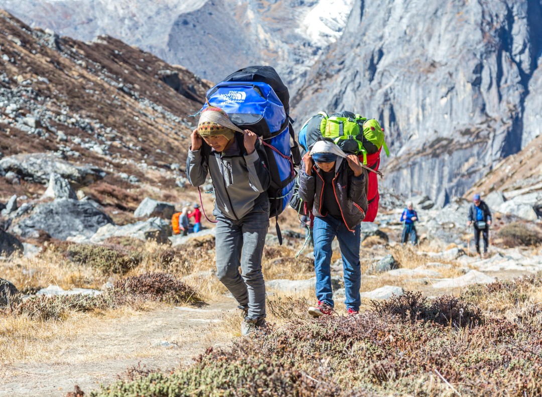 人類凈土也失守，500登山客被困，尼泊爾怎么辦？