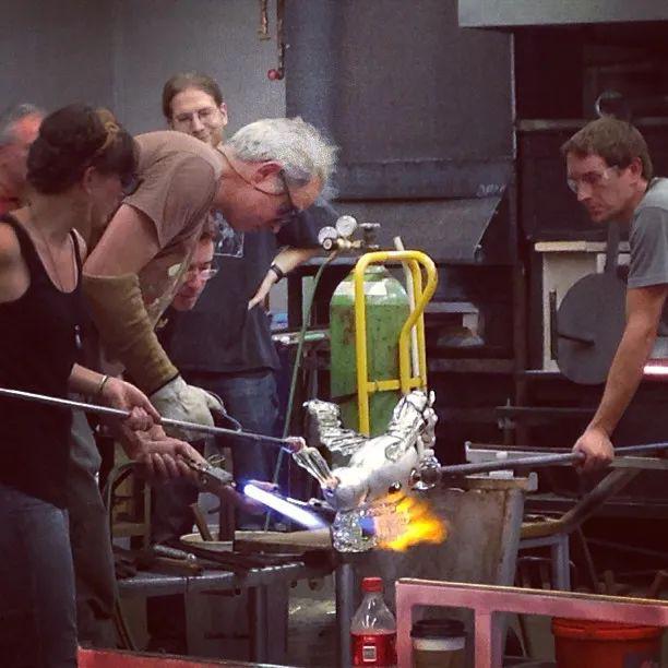 85后中國(guó)姑娘玩玻璃震驚日本，斬獲藝術(shù)大獎(jiǎng)，驚艷數(shù)萬(wàn)網(wǎng)友：玻璃還能這么玩？ 