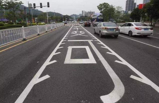 綠燈直行要記6分罰200？“坑人車道”到底該怎么走？