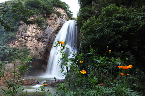 三門(mén)峽豫西大峽谷景區(qū)放大招，推出“99元漂流月卡”，兩個(gè)月內(nèi)漂流不限次！