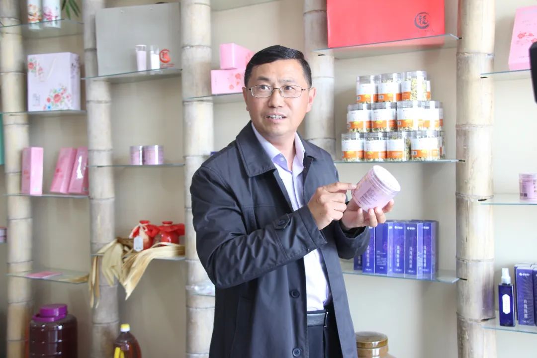 駐馬店有個籽粒村，玫瑰花開幸福來……