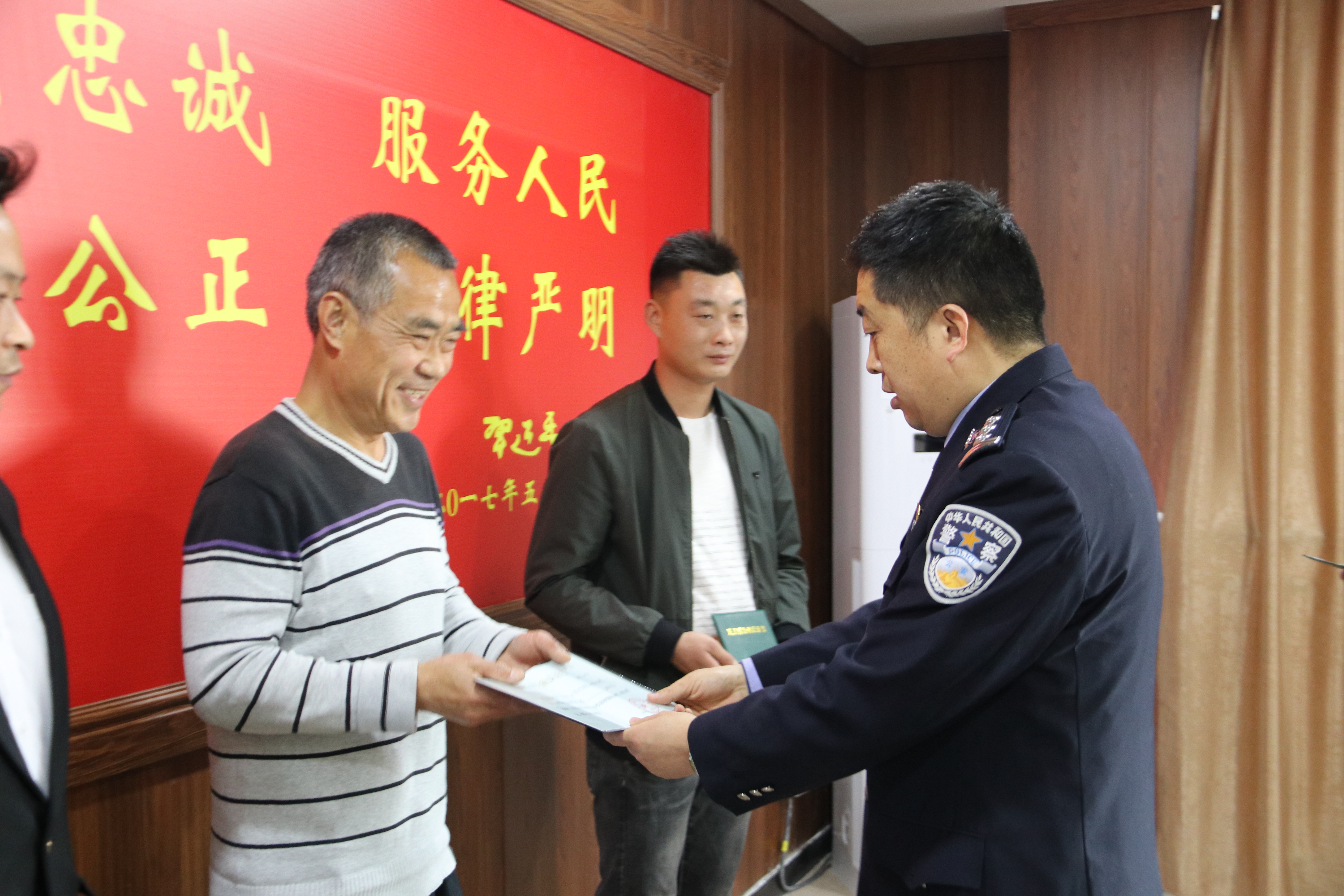 致敬平民英雄!正陽(yáng)縣這三人獲見(jiàn)義勇為行為確認(rèn)證明書