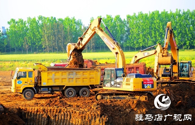 高溫下最美的身影！五一期間宿鴨湖清淤擴(kuò)容正施工（組圖）