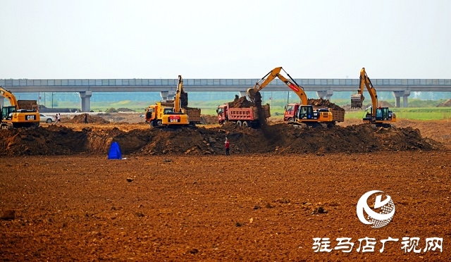 高溫下最美的身影！五一期間宿鴨湖清淤擴(kuò)容正施工（組圖）
