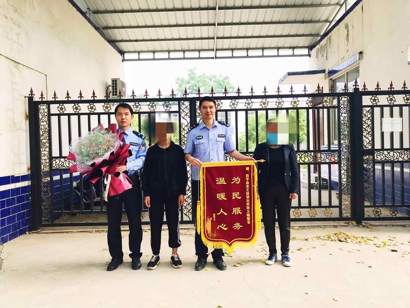 暖心一幕：姐妹倆初中生沒戶口，戶籍警跑齊材料忙辦理……