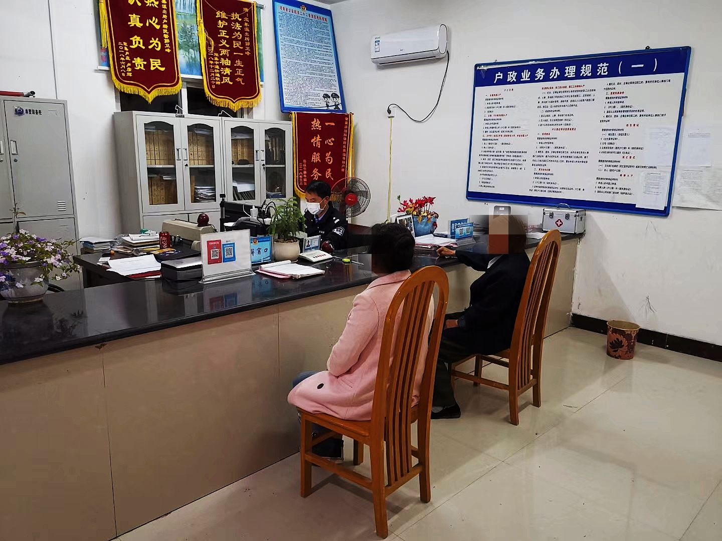 暖心一幕：姐妹倆初中生沒戶口，戶籍警跑齊材料忙辦理……