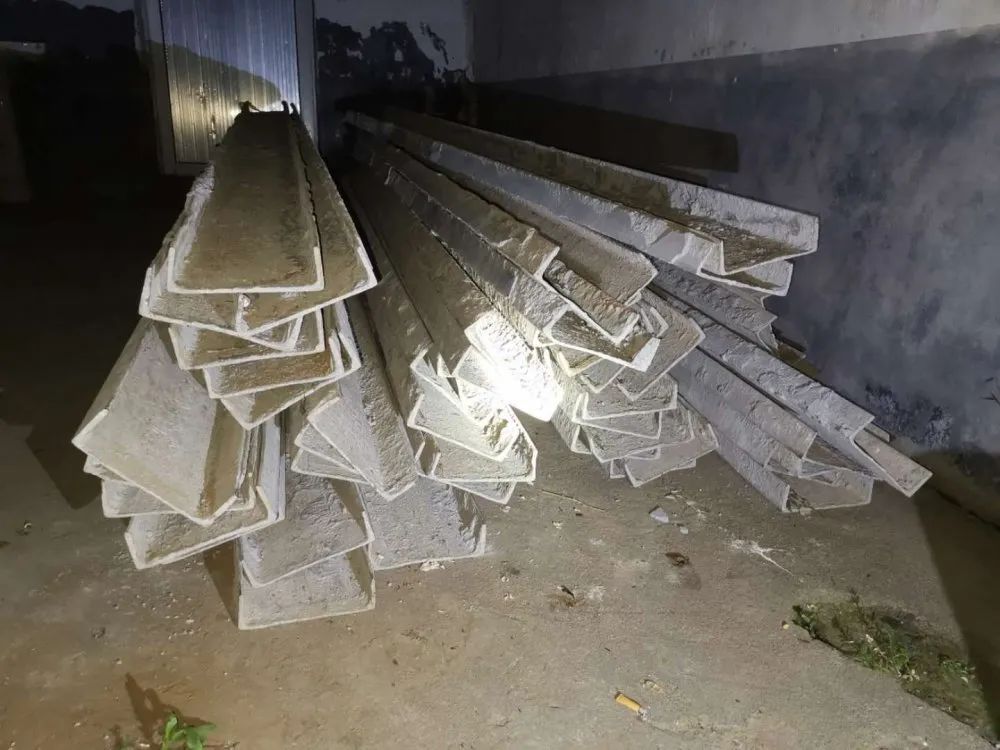 這仨“路賊”：白天踩點(diǎn)，夜里偷修路工地上的鋼模、鋼筋……