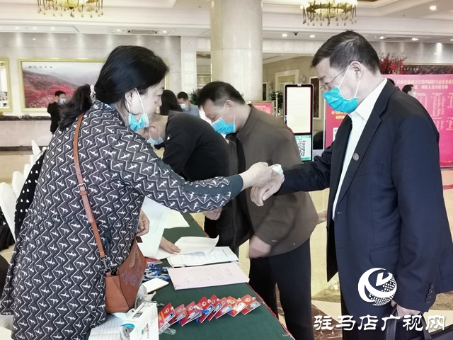 參加政協(xié)駐馬店市第四屆委員會(huì)第五次會(huì)議的政協(xié)委員陸續(xù)向大會(huì)報(bào)道