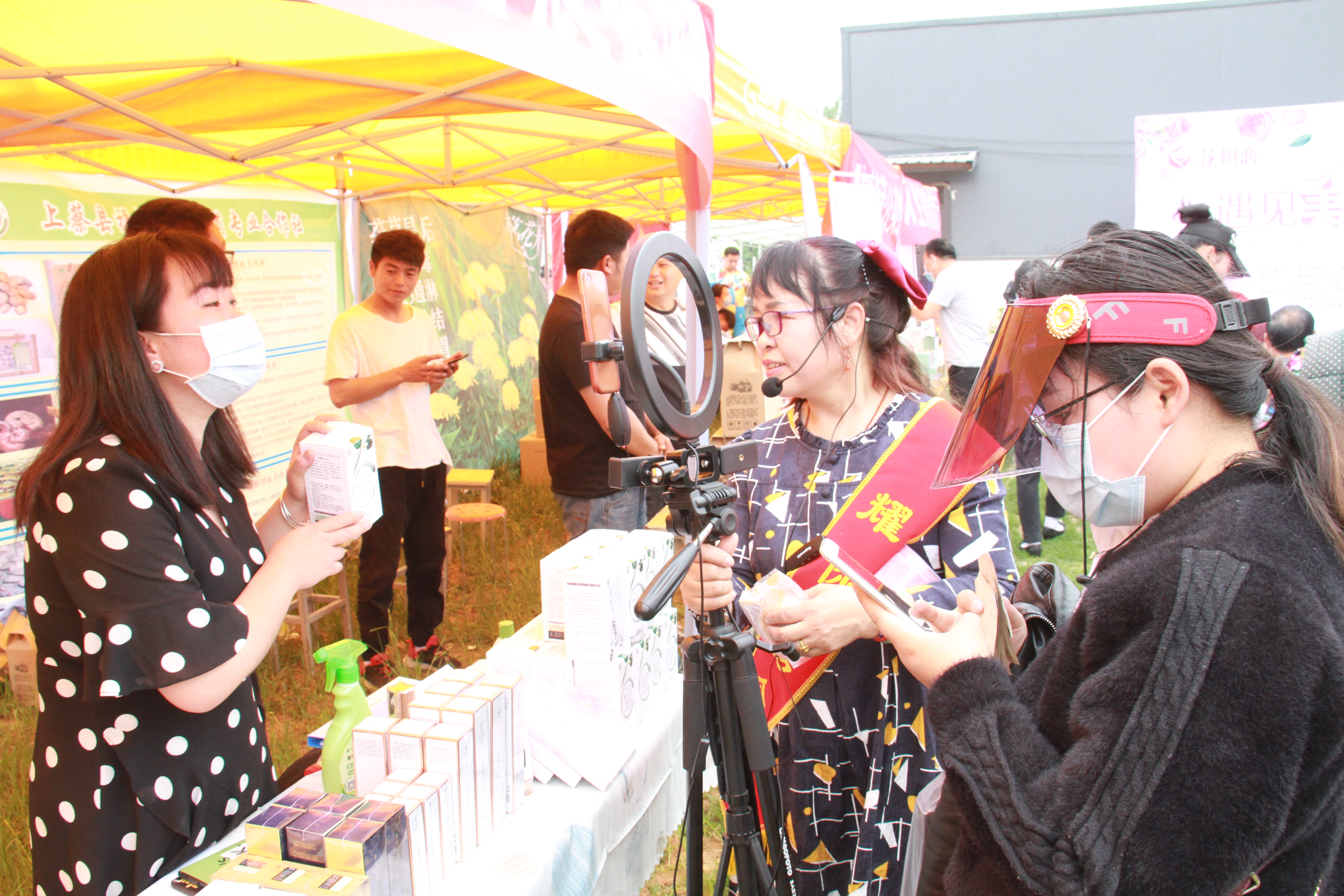 上蔡縣：“草根直播團(tuán)”，田間地頭帶貨忙…