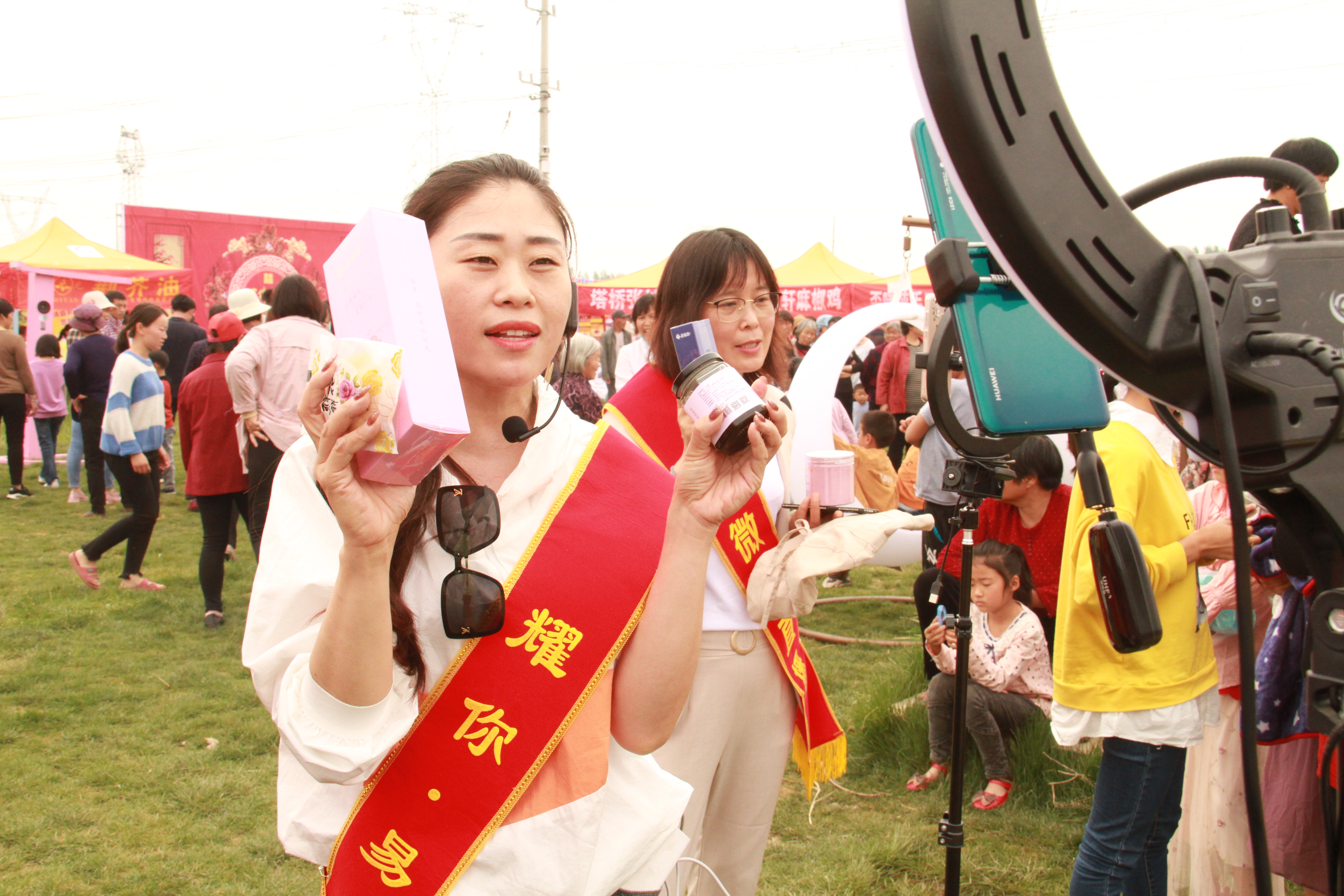 上蔡縣：“草根直播團(tuán)”，田間地頭帶貨忙…