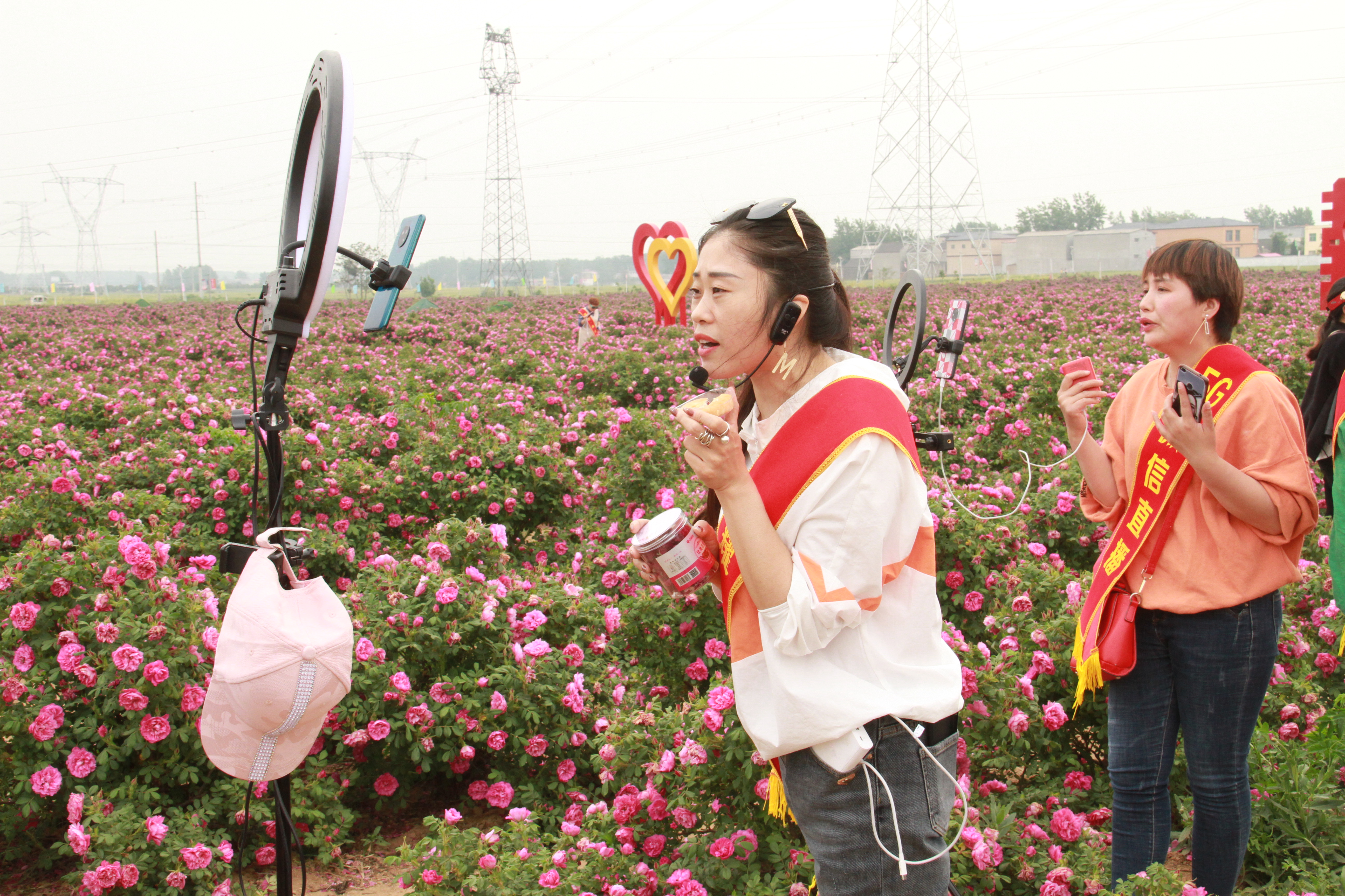 上蔡縣：“草根直播團(tuán)”，田間地頭帶貨忙…