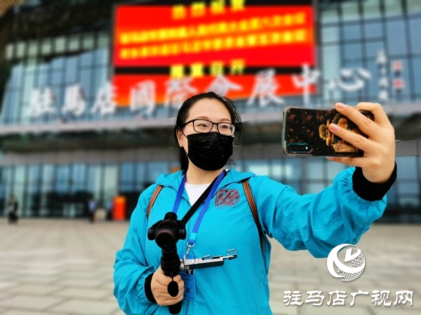 駐馬店廣播電視臺(tái)記者:“兩會(huì)”上流動(dòng)的風(fēng)景線