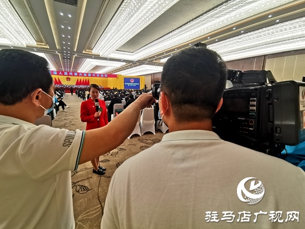 駐馬店廣播電視臺(tái)記者:“兩會(huì)”上流動(dòng)的風(fēng)景線