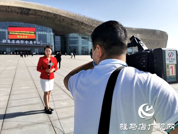 駐馬店廣播電視臺(tái)記者:“兩會(huì)”上流動(dòng)的風(fēng)景線