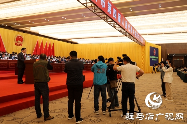 駐馬店廣播電視臺(tái)記者:“兩會(huì)”上流動(dòng)的風(fēng)景線