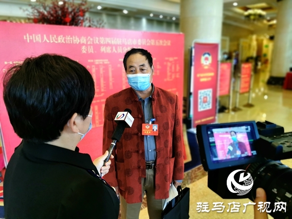 駐馬店廣播電視臺(tái)記者:“兩會(huì)”上流動(dòng)的風(fēng)景線