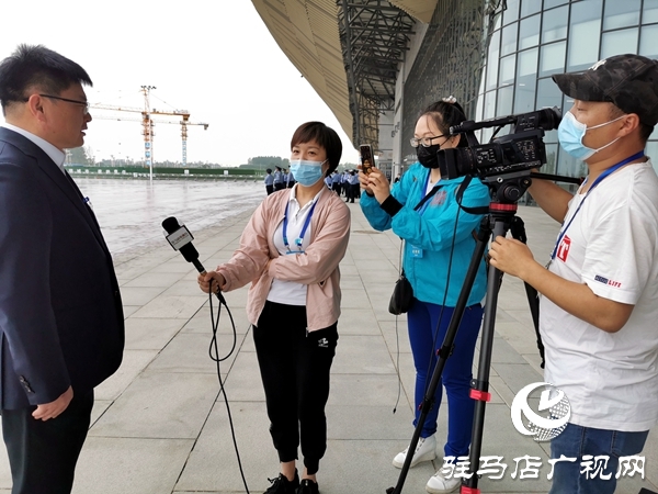 駐馬店廣播電視臺(tái)記者:“兩會(huì)”上流動(dòng)的風(fēng)景線