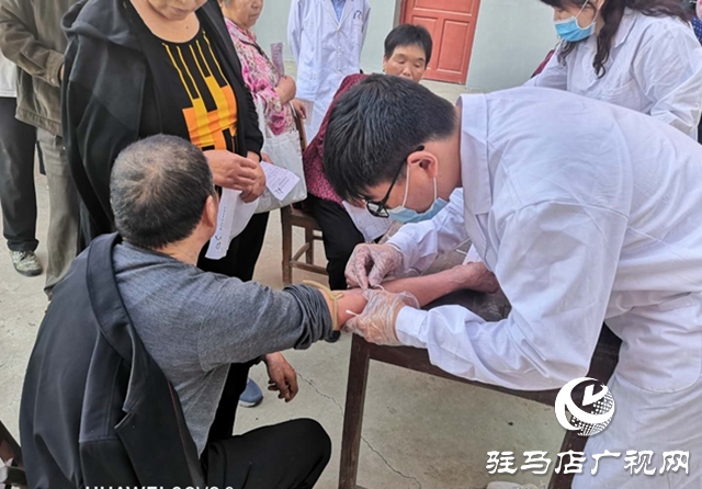 汝南縣宿鴨湖街道為轄區(qū)貧困戶、老年人免費(fèi)體檢