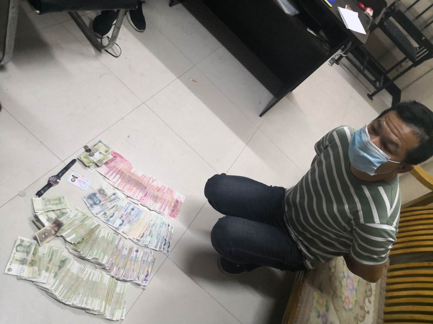 課桌內(nèi)存放的生活費“團滅”  一夜連撬20多個教室的瘋狂盜賊落網(wǎng)了