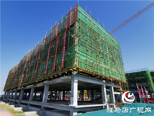 駐馬店實(shí)驗(yàn)小學(xué)(西校區(qū))封頂 確保能夠于9月份順利竣工