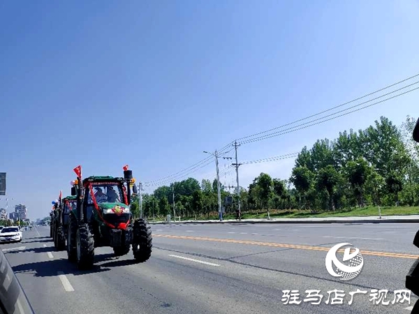 節(jié)奏鏗鏘，馬力強(qiáng)勁！泌陽街頭驚現(xiàn)拖拉機(jī)婚禮車隊 