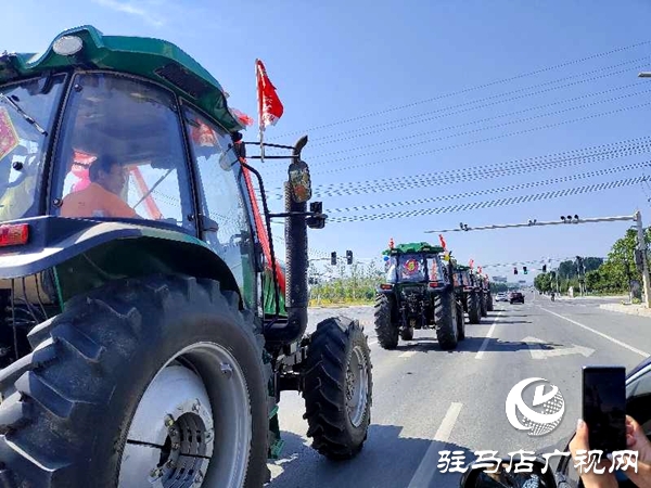 節(jié)奏鏗鏘，馬力強(qiáng)勁！泌陽街頭驚現(xiàn)拖拉機(jī)婚禮車隊 