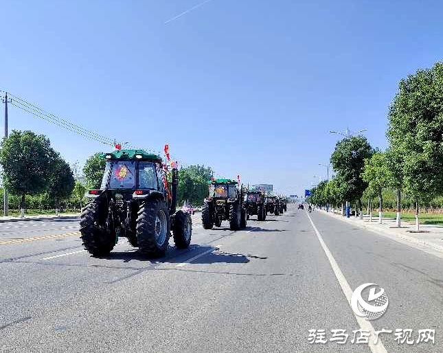 節(jié)奏鏗鏘，馬力強(qiáng)勁！泌陽街頭驚現(xiàn)拖拉機(jī)婚禮車隊 