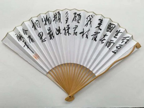 讀過金庸的武俠小說，但你看過金庸畫的扇面嗎？