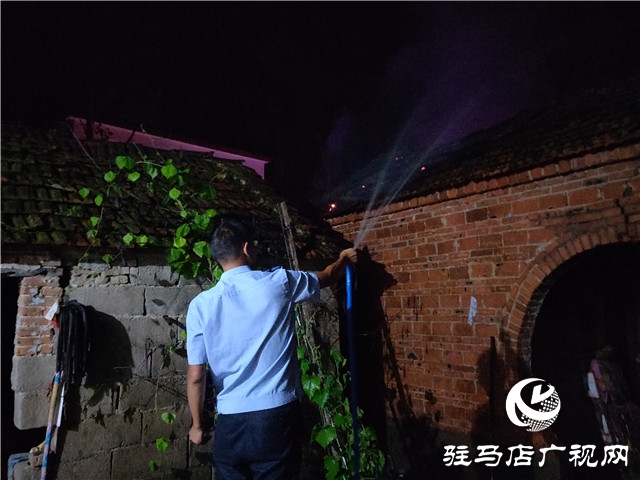 居民廚房深夜起火 ?正陽民警奮力撲救消除險情
