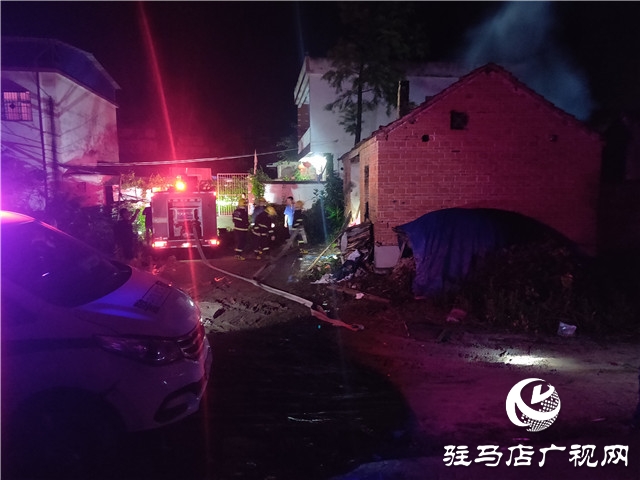 居民廚房深夜起火 ?正陽民警奮力撲救消除險情