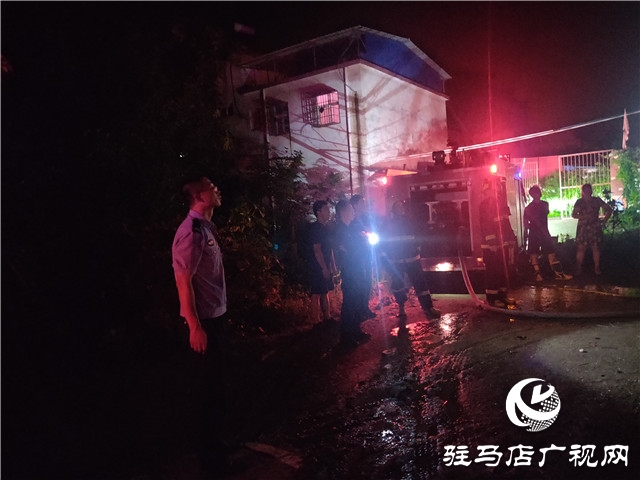 居民廚房深夜起火 ?正陽民警奮力撲救消除險情
