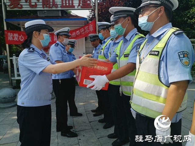 向堅(jiān)守在高溫一線的人民警察致敬！