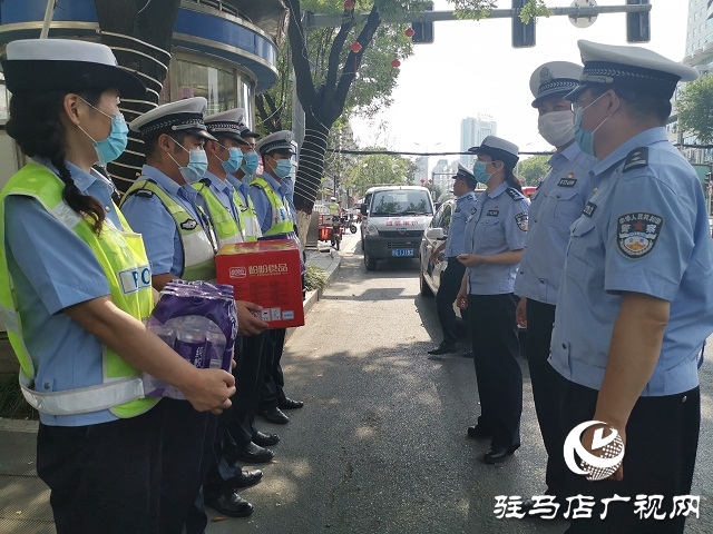 向堅(jiān)守在高溫一線的人民警察致敬！
