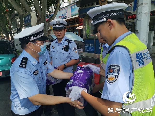 向堅(jiān)守在高溫一線的人民警察致敬！