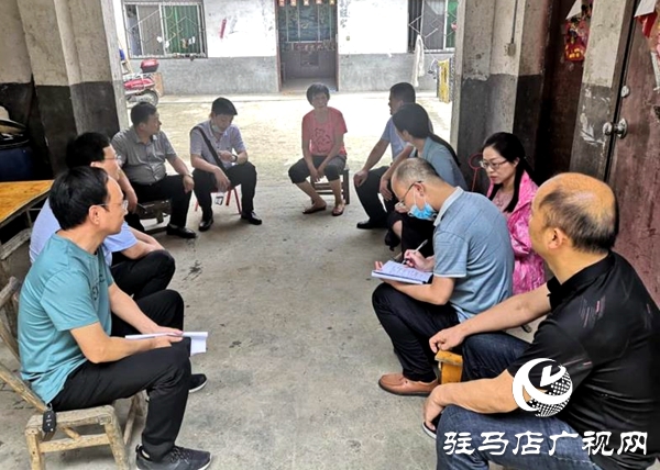 駐馬店市監(jiān)委特約監(jiān)察員參與紀檢監(jiān)察機關(guān)扶貧領(lǐng)域?qū)m椫卫頉Q勝年活動