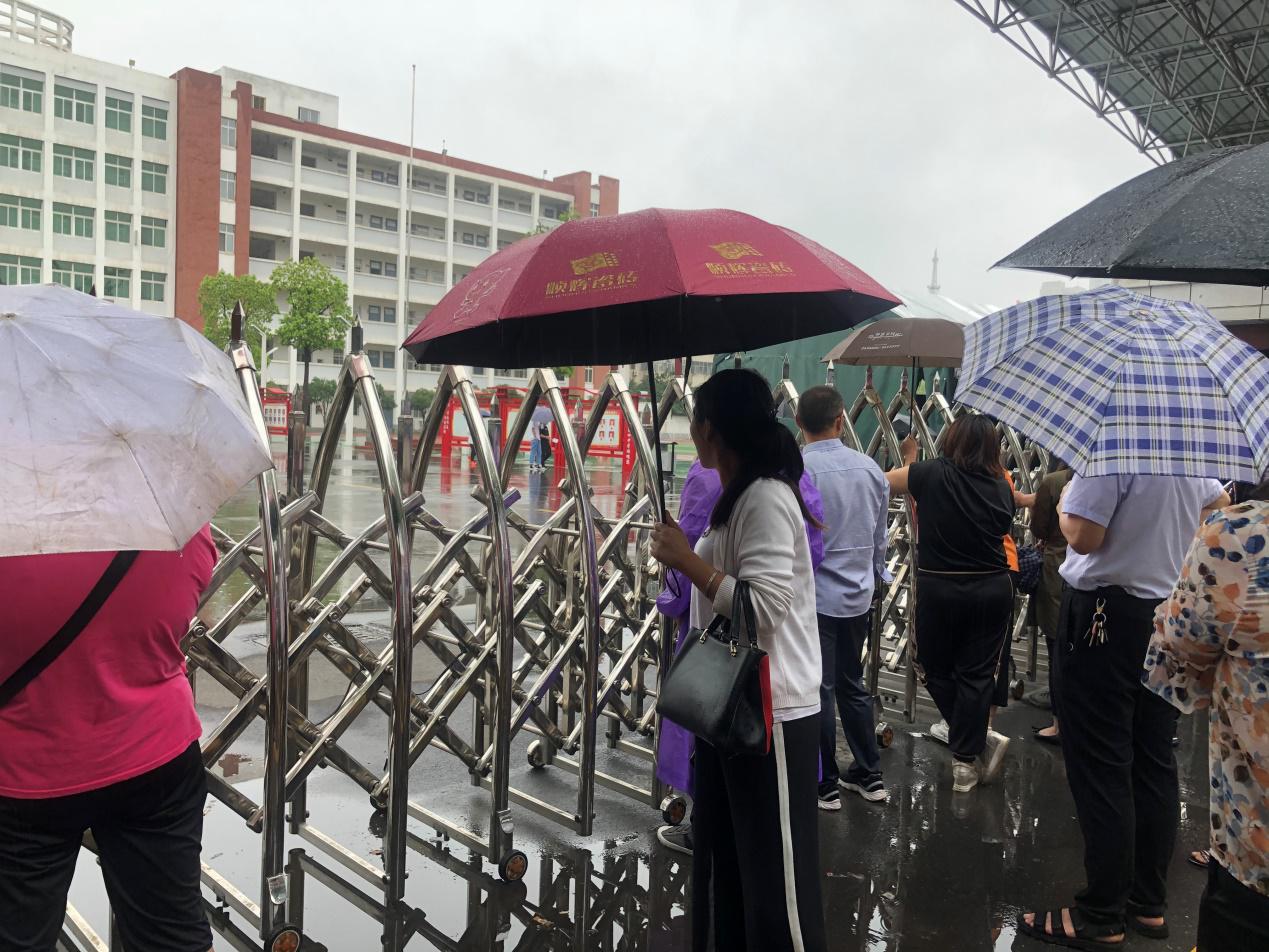 駐馬店市第九中學(xué)：用愛心和細心，為考生撐起一片晴天
