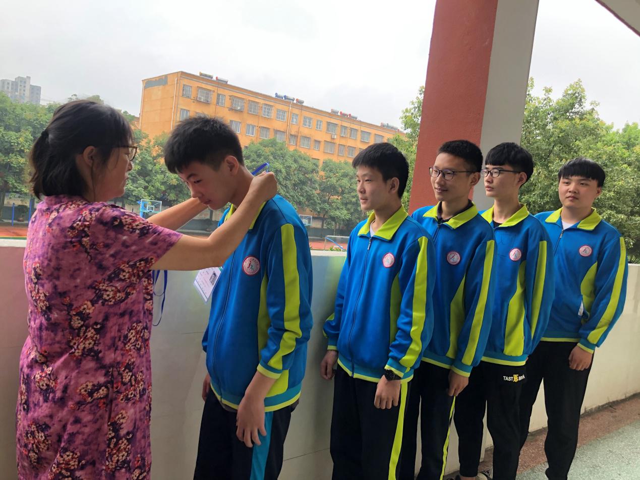 駐馬店市第九中學(xué)：用愛心和細心，為考生撐起一片晴天