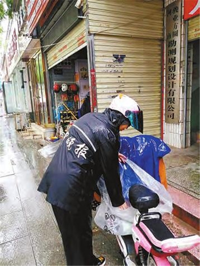 雨中，那些平凡的身影