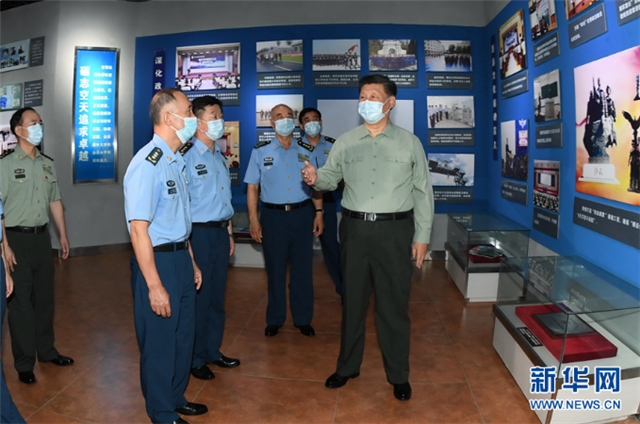習近平八一前夕視察空軍航空大學時強調 深化改革創(chuàng)新 不斷提高辦學育人水平 向全體人民解放軍指戰(zhàn)員武警部隊官兵民兵預備役人員致以
