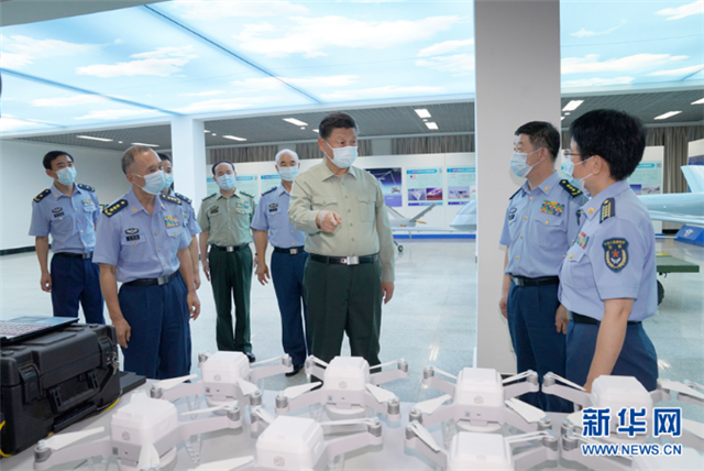 習近平八一前夕視察空軍航空大學時強調 深化改革創(chuàng)新 不斷提高辦學育人水平 向全體人民解放軍指戰(zhàn)員武警部隊官兵民兵預備役人員致以